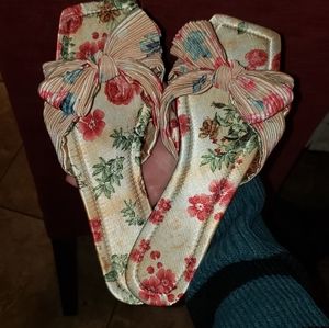 Floral bow detail sandals